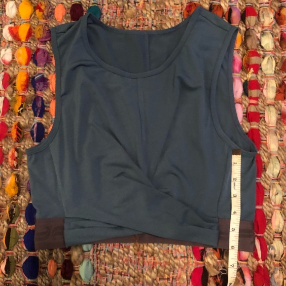 Fabletics front twist cropped workout top - Picture 4 of 9